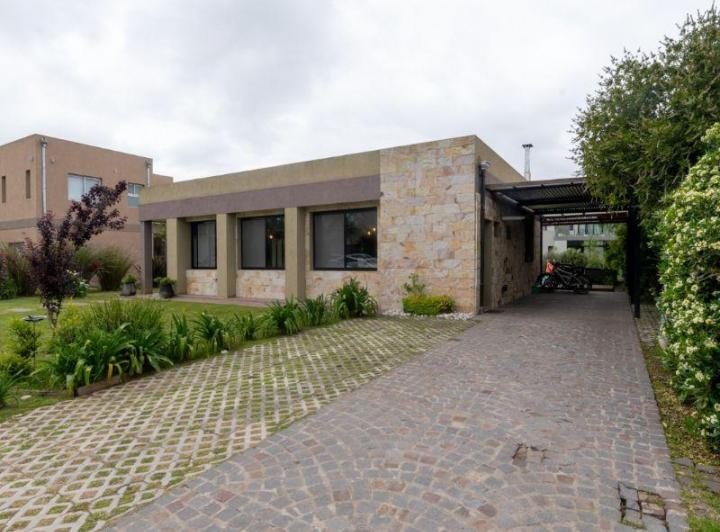 Casa · 180m² · 5 Ambientes · 1 Cochera