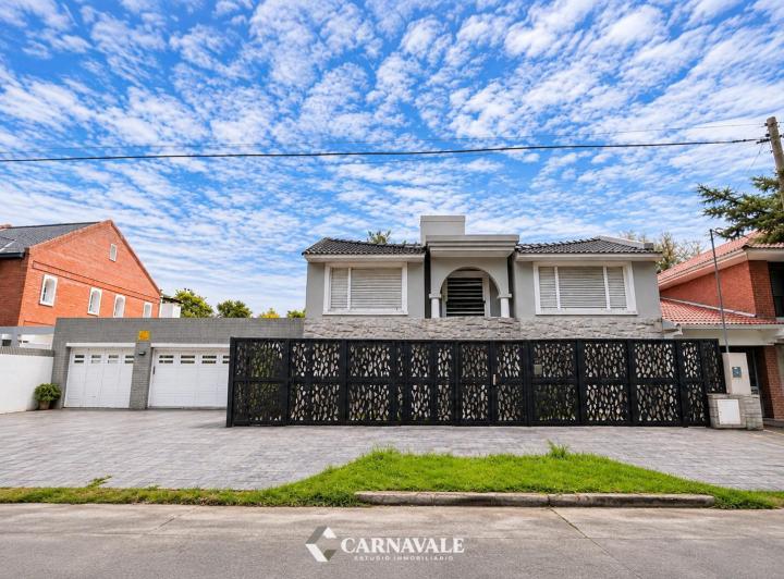 Casa · 311m² · 5 Ambientes · 4 Cocheras