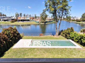 Casa · 235m² · 6 Ambientes · 3 Cocheras · Casa en Alquiler Al Lago en Laguna Grande, Villanueva