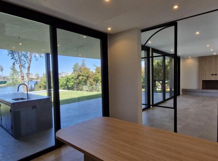 Casa · 235m² · 6 Ambientes · 3 Cocheras