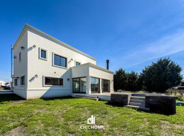 Casa · 270m² · 5 Ambientes · 3 Cocheras · Venta - Casa 5 Ambientes - 2 Suites Quincho y Escritorio - a Estrenar - Barrio Privado Rumencó Joven