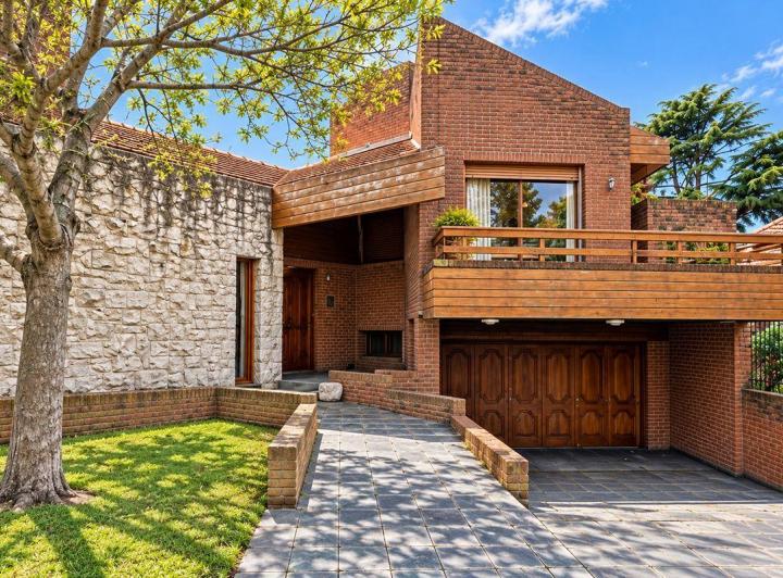 Casa · 240m² · 4 Ambientes · 1 Cochera
