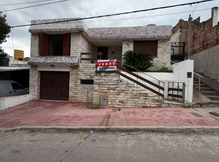 Casa · 163m² · 10 Ambientes · 1 Cochera