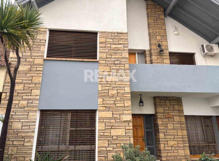 Casa · 226m² · 6 Ambientes · 1 Cochera