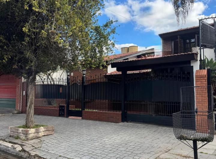 Casa · 100m² · 4 Ambientes · 2 Cocheras