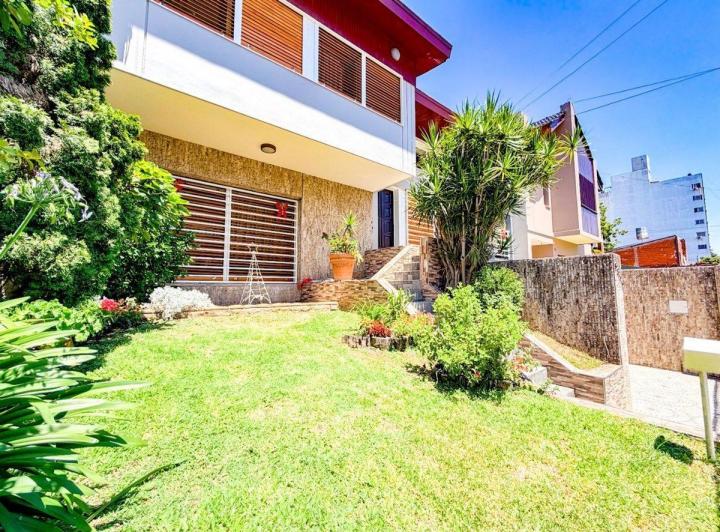 Casa · 292m² · 8 Ambientes · 3 Cocheras