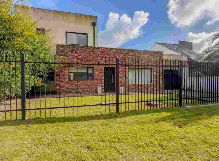 Casa · 241m² · 5 Ambientes · 2 Cocheras