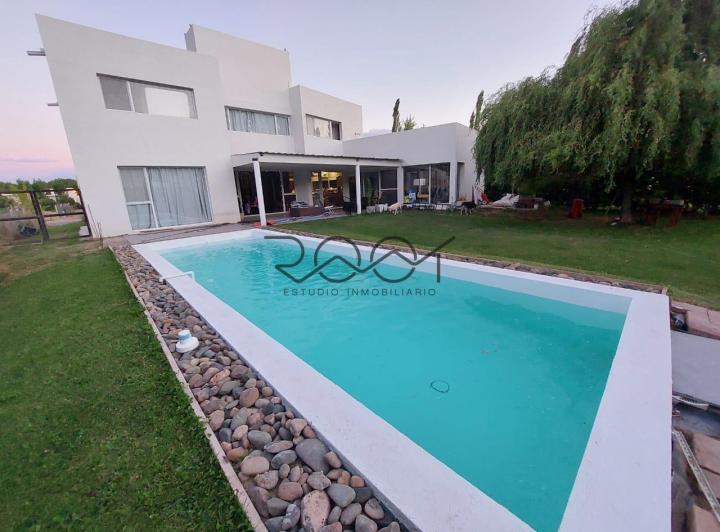 Casa · 1000m² · 8 Ambientes · 2 Cocheras