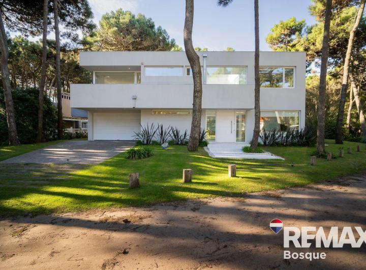 Casa · 289m² · 5 Ambientes · 2 Cocheras