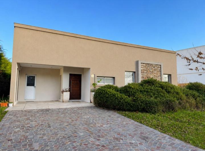 Casa · 160m² · 4 Ambientes · 1 Cochera