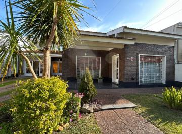 Casa · 239m² · 4 Ambientes · 2 Cocheras · Venta Casa 4 Amb con Jardín y Cochera Ituzaingó