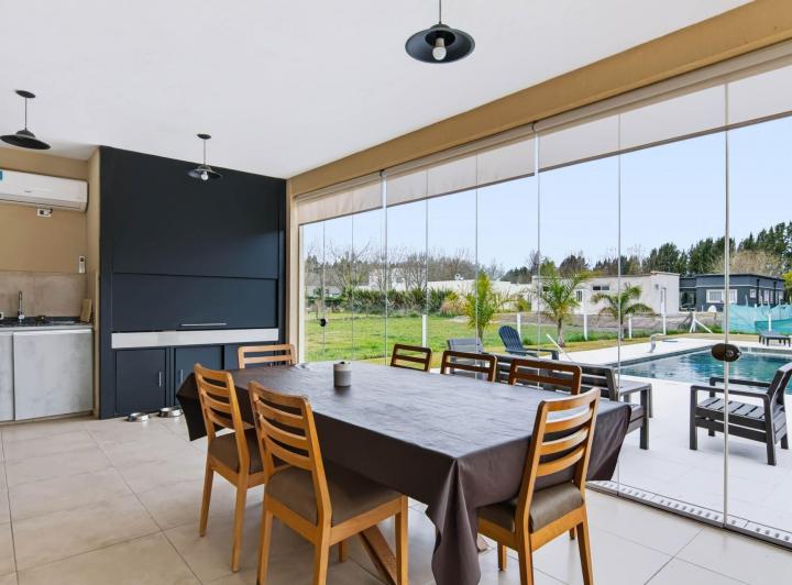 Casa · 220m² · 6 Ambientes · 1 Cochera