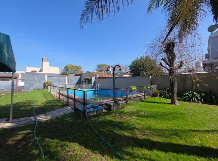 Casa · 400m² · 6 Ambientes · 3 Cocheras