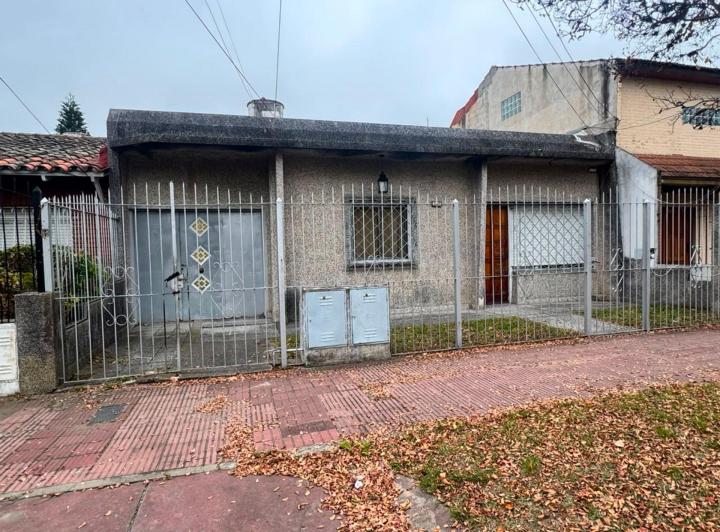 Casa · 200m² · 4 Ambientes · 3 Cocheras