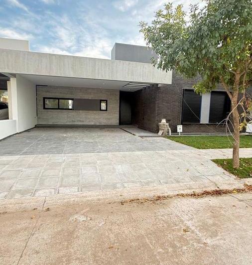 Casa · 230m² · 5 Ambientes · 2 Cocheras
