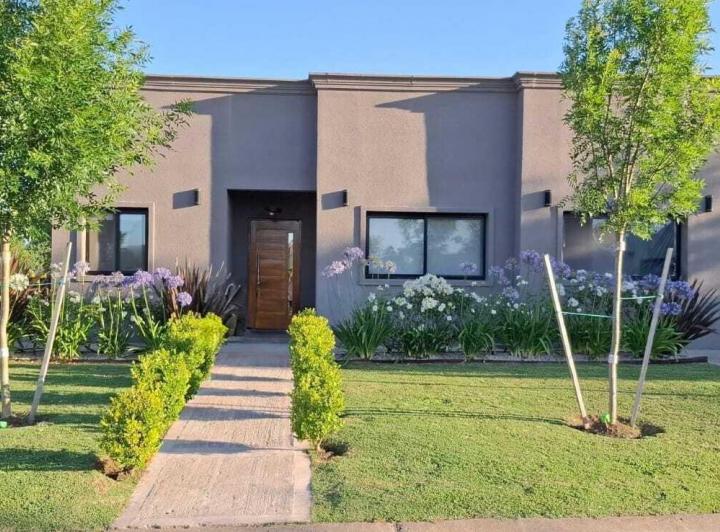 Casa · 120m² · 4 Ambientes · 2 Cocheras