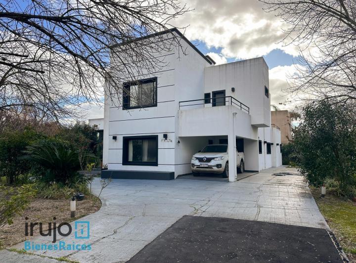 Casa · 279m² · 5 Ambientes · 3 Cocheras