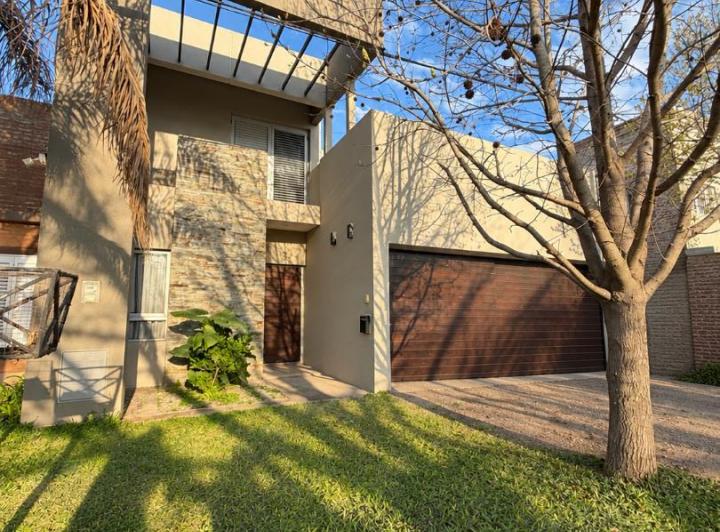 Casa · 251m² · 1 Ambiente · 2 Cocheras