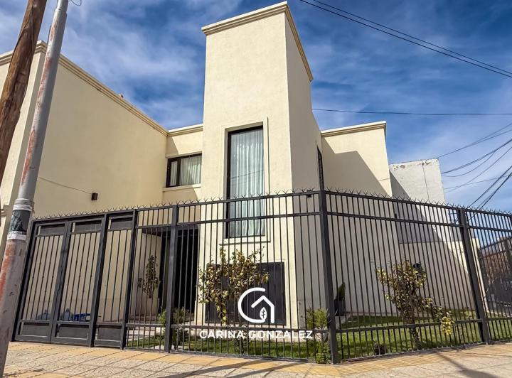 Casa · 178m² · 4 Dormitorios · 2 Cocheras