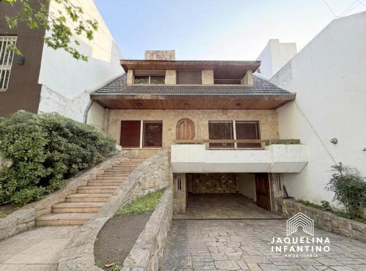 Casa · 397m² · 6 Ambientes · 4 Cocheras