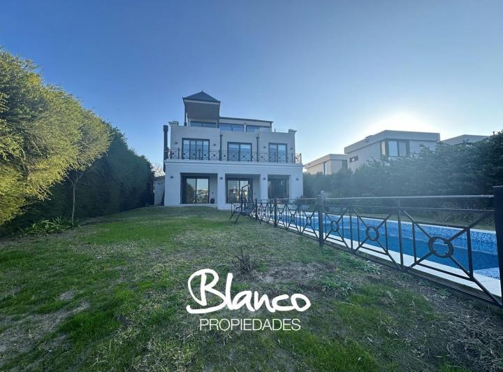 Casa · 380m² · 6 Ambientes · 1 Cochera