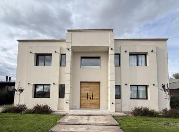 Casa · 235m² · 6 Ambientes · 1 Cochera · Hauser Vende | Espectacular Casa de 4 Dorm. en Barrio Privado Gran Boedo