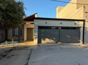 Casa · 200m² · 2 Dormitorios · 2 Cocheras · Casa en Esperanza