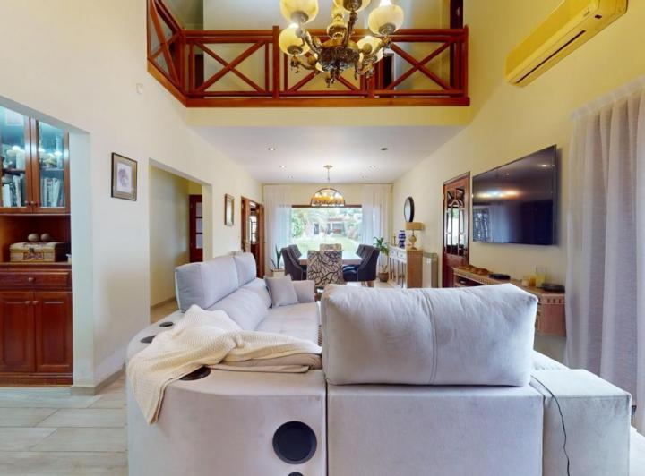 Casa · 280m² · 5 Ambientes · 2 Cocheras