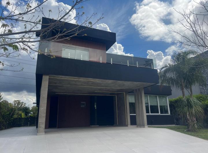 Casa · 320m² · 7 Ambientes · 5 Cocheras