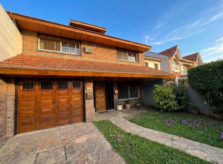Casa · 320m² · 5 Ambientes · 2 Cocheras