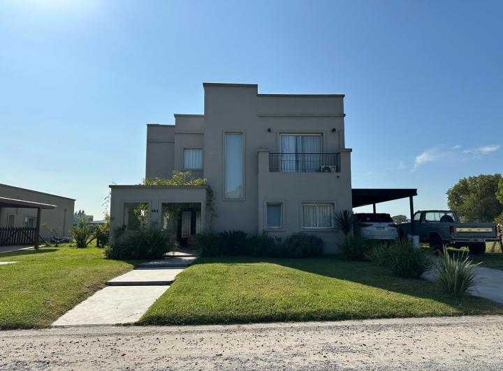 Casa · 205m² · 5 Ambientes · 2 Cocheras