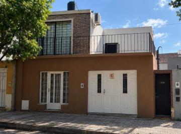Casa · 122m² · 7 Ambientes · 1 Cochera · Casa con Cochera a m de La Av