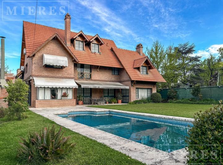 Casa · 339m² · 3 Dormitorios · 4 Cocheras