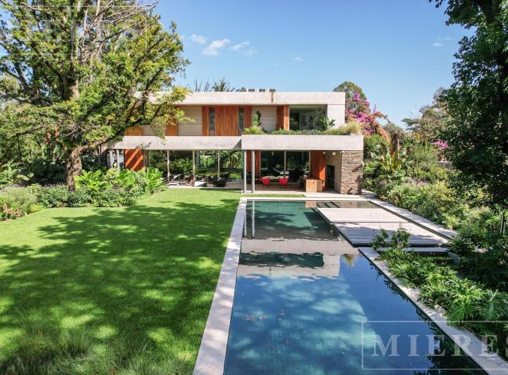 Casa · 900m² · 5 Dormitorios · 5 Cocheras