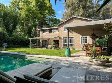 Casa · 310m² · 3 Dormitorios · 3 Cocheras · Muy Linda Casa de Diseño en Venta Ubicada en Las Lomas de San Isidro.