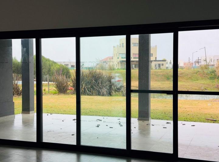 Casa · 700m² · 4 Ambientes · 1 Cochera