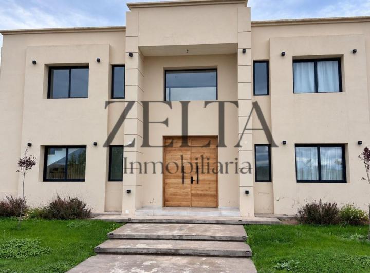 Casa · 205m² · 6 Ambientes · 2 Cocheras