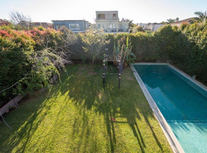 Casa · 450m² · 8 Ambientes · 4 Cocheras