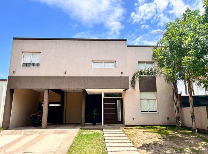 Casa · 280m² · 11 Ambientes · 2 Cocheras