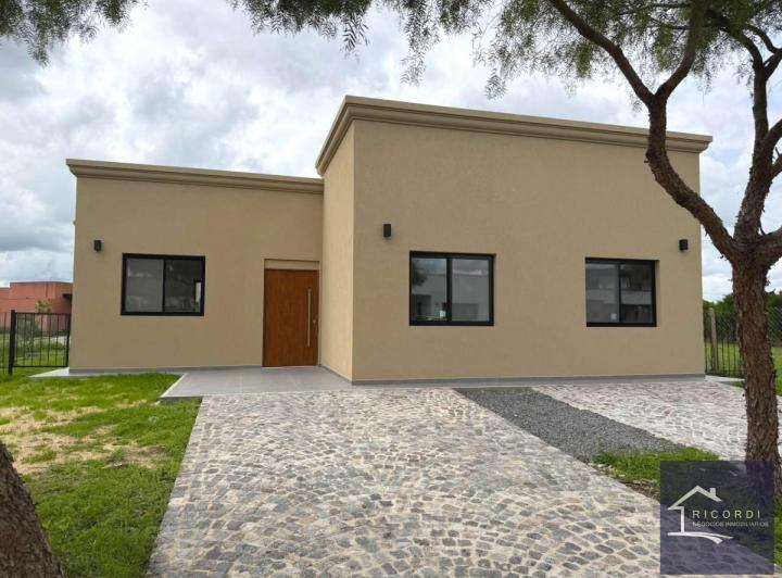 Casa · 105m² · 4 Ambientes · 2 Cocheras