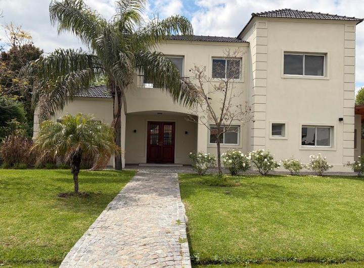 Casa · 216m² · 6 Ambientes · 3 Cocheras
