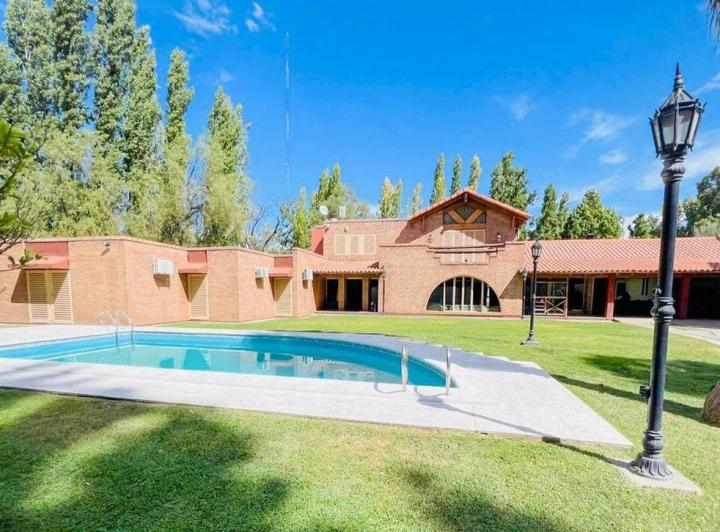 Casa · 550m² · 8 Ambientes · 4 Cocheras