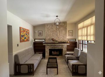 Casa de 5 ambientes, Los Corralitos · Vendemos Hermosa Casa con Gran Jardín en Los Corralitos