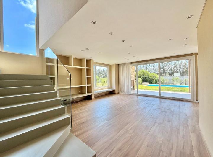 Casa · 237m² · 6 Ambientes · 1 Cochera