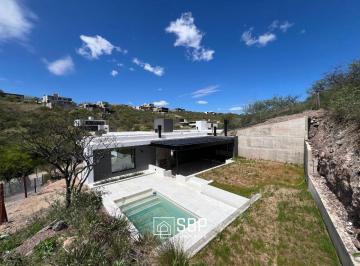 Casa de 7 ambientes, La Calera · Vendo Casa 3 Dorm + Estudio Independiente | Jardín con Pileta y Quincho | La Deseada