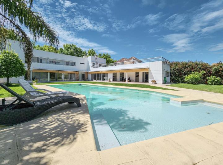 Casa · 550m² · 8 Ambientes · 2 Cocheras