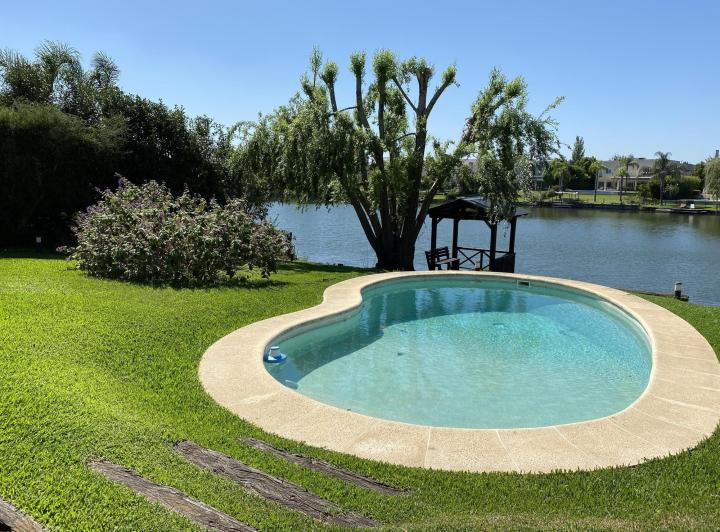 Casa · 400m² · 5 Ambientes · 2 Cocheras