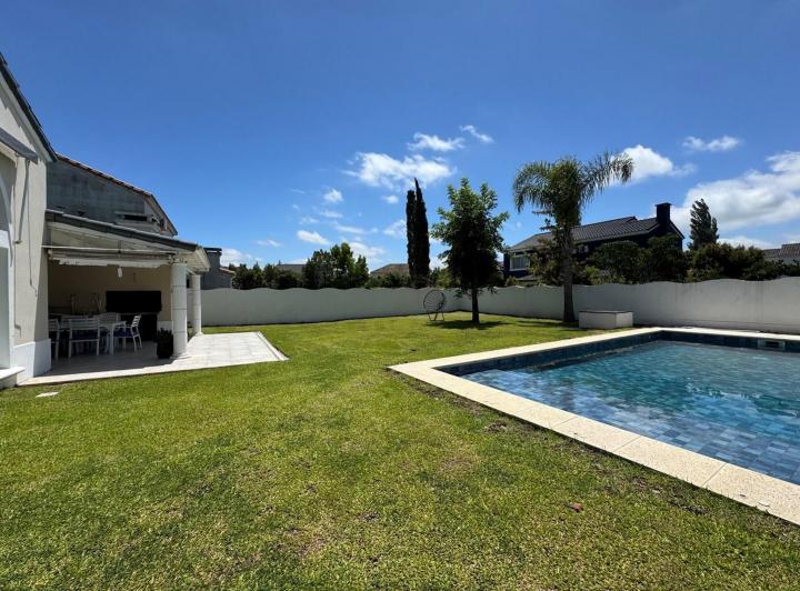 Casa · 280m² · 5 Ambientes · 1 Cochera