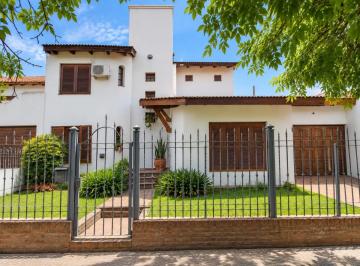 Casa de 6 ambientes, Córdoba · Casa en Venta en Uritorco 3 Dorm., Pileta y Quincho