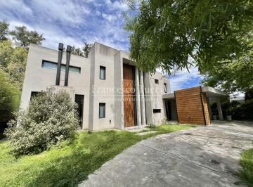 Casa · 213m² · 4 Ambientes · 2 Cocheras · Casa en Venta / Alquiler 4 Ambientes Country Los Puentes